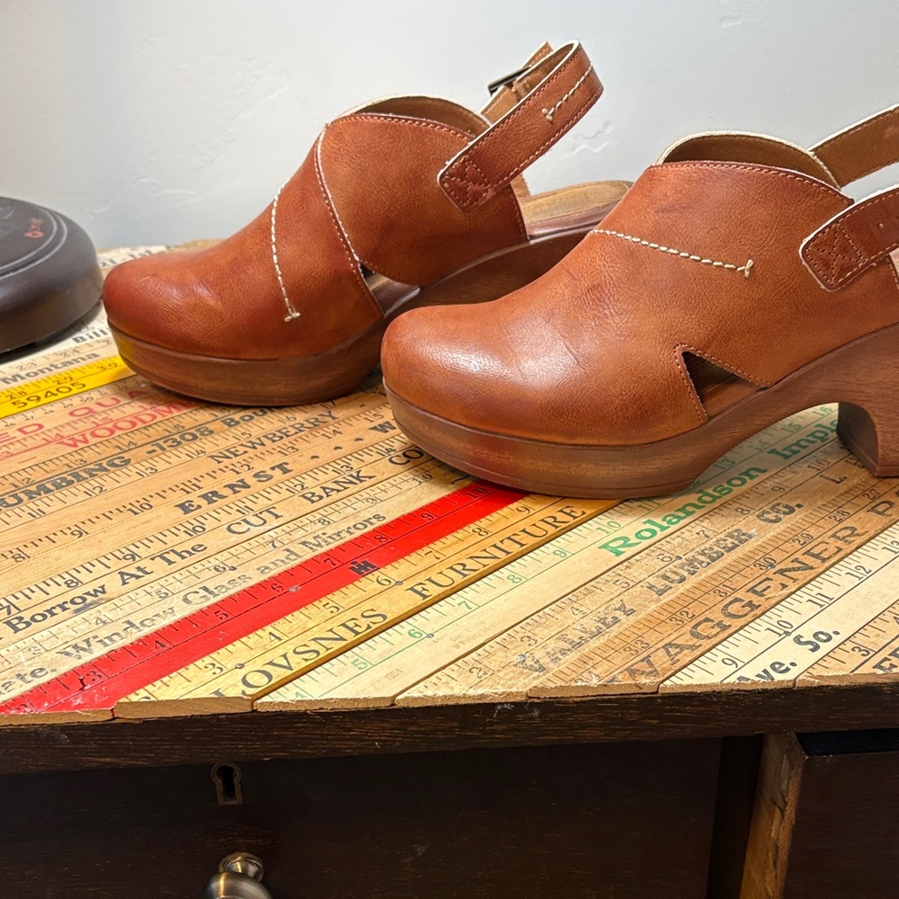 b.o.c. Tan Leather Women's Mules - Picture 2 of 8